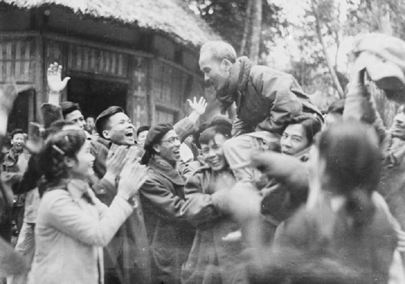 23-12-1946, Chủ tịch Hồ Chí Minh căn dặn: “Dân ta phải giữ nước ta. Dân là con nước, nước là mẹ chung”